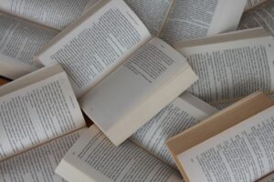 Libri aperti su un tavolo – Aura 26 Edizioni